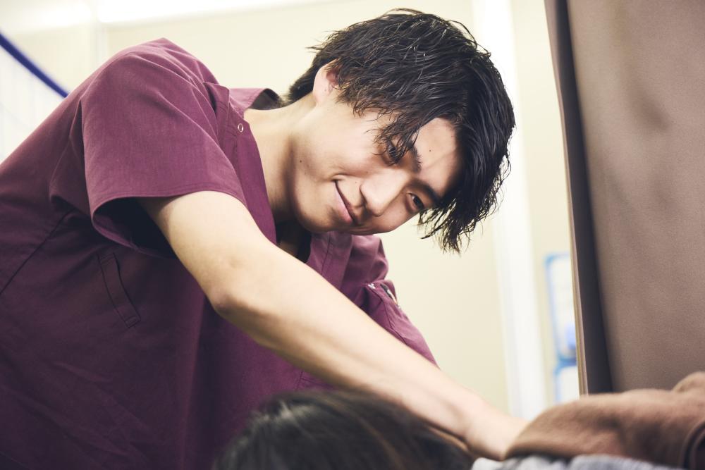 【新卒】鍼灸師募集/初任給30万円〜/社保完備/研修充実
