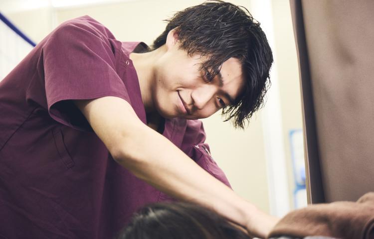 【新卒】鍼灸師募集/初任給30万円〜/社保完備/研修充実